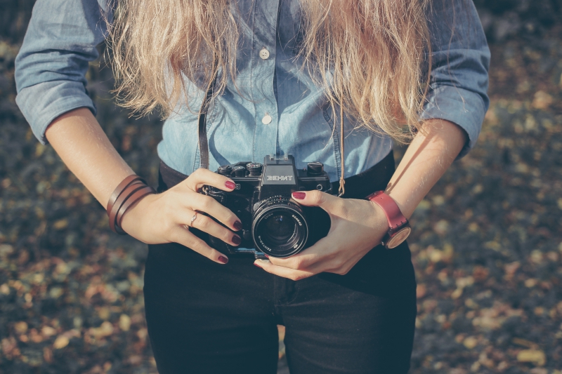 photographe-UTELLE-min_hand-person-girl-woman-camera-photography-614-pxhere.com